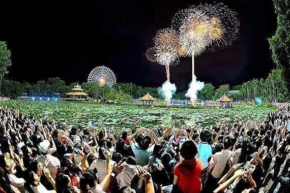 Visitors sure to enjoy jubilant festive holidays in HCM City