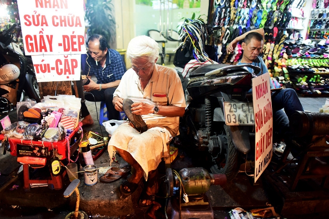 Hanoi to punish officials if sidewalks are reclaimed by vendors