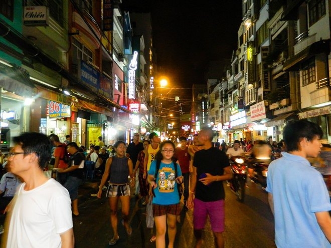 What will become of Saigon's backpacker district after street cleanup campaign?