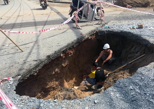 Heavy downpour leaves four-meter sinkhole on Saigon street