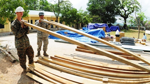 Foreign soldiers assist poor people in central Vietnam