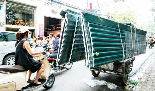 Debate erupts after second death caused by steel sheets in Hanoi