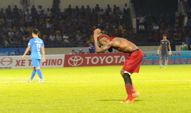 2 Jamaican strikers suspended for bowing to referee in V.League match