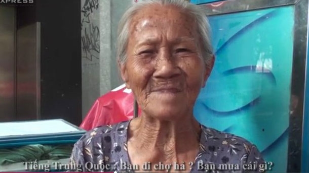 86-year-old street vendor in Saigon converses in 5 languages