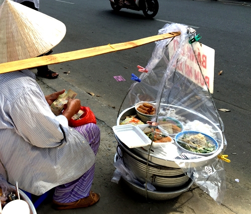 HCM City to relocate banished street food vendors