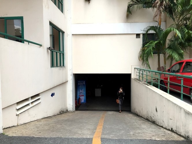 Foreign woman falls to death from 8th floor in HCMC