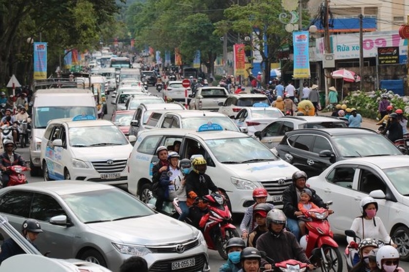 Holiday vehicles crowd streets in Da Lat city