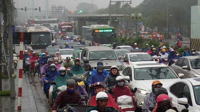 Hanoi mulls motorbike ban at certain hours