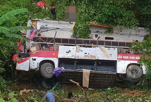 4 killed, 10 injured as bus plunges off cliff in northern Vietnam