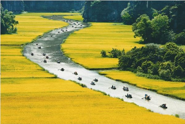 Discover the trans-Vietnam road in 20 days