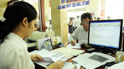 Vietnamese bear heaviest taxes, fees in ASEAN