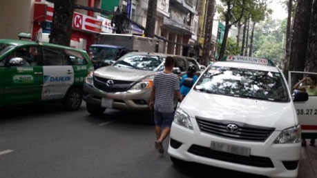 Taxis defy bans to occupy streets in space-poor HCM City