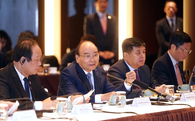 PM Phuc holds talks with leading investors from RoK
