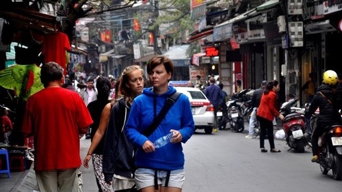 Hanoi says to resume tourist hotline following complaints