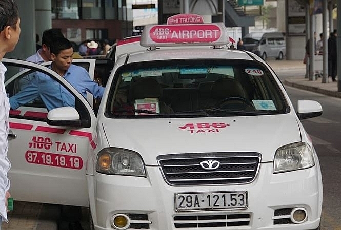 Taxi associations request temporary policy to hamper Uber and Grab