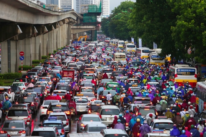 Hanoi officials defend controversial survey that backs motorbike ban