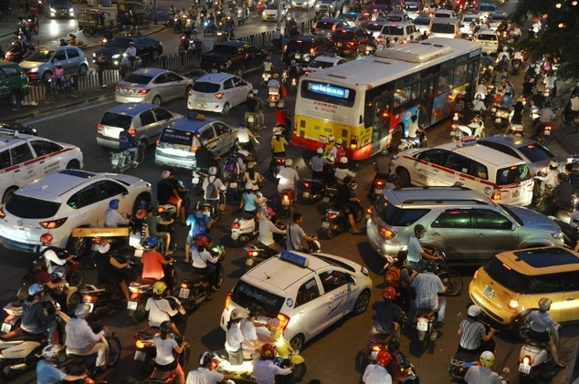 Hanoi announces top six ideas for solving traffic congestion