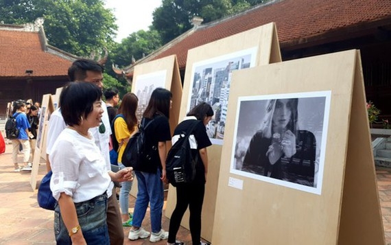 Photo exhibition showcasing Seoul for the past 40 years opens in Hanoi