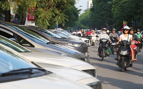 Hanoi wants downtown residents to create space for parking lots