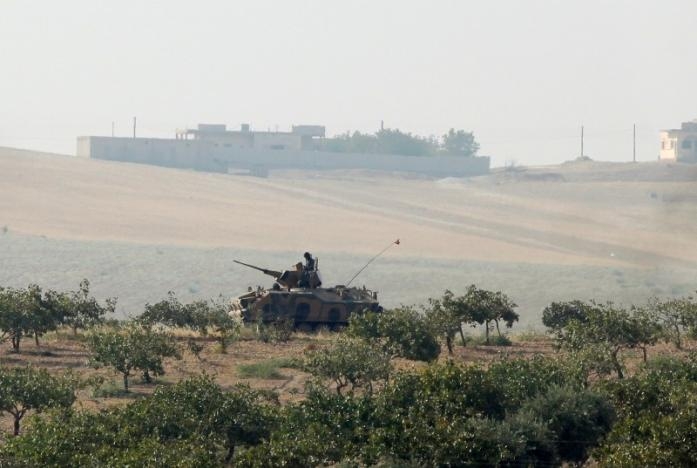 Turkish tanks roll into Syria, pushing Islamic State out of key border town