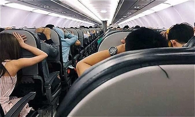 Passengers terrified as Vietnamese carrier makes emergency landing