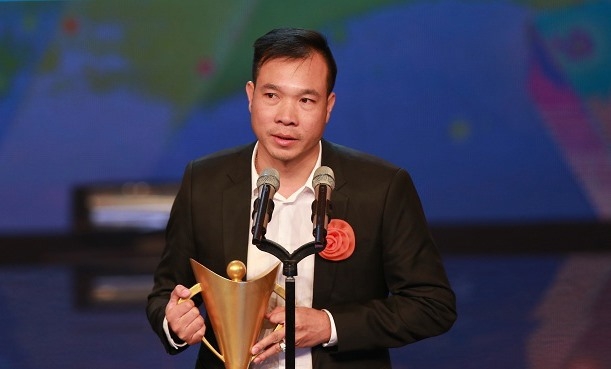 Vinh receives Cup of Victory as best athlete