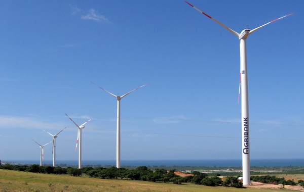 Wind farm investors line up despite poor track record