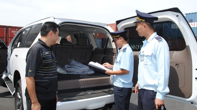 4 face charges for allegedly importing luxury vehicles