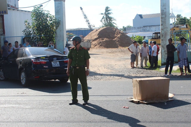 ​Two children die in collision between motorcycle and reversing car in Kien Giang