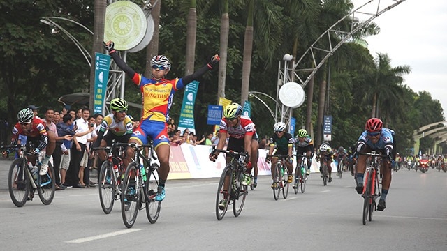 Hoai takes second stage of Return to Truong Son Cycling Tournament