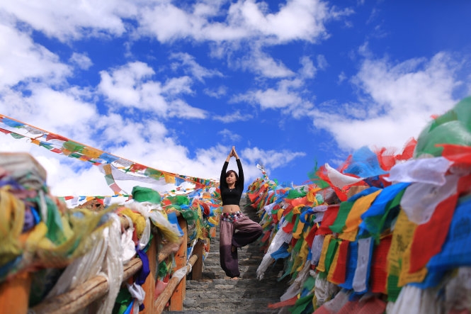 Vietnamese woman performs amazing Yoga postures in Tibet