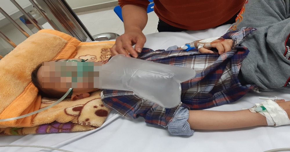 Bé trai nguy kịch khi uống nhầm thuốc cai nghiện vì tưởng là siro