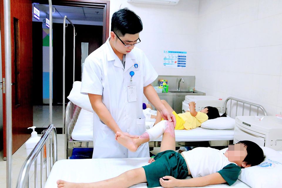 Tự mua thuốc sát trùng vết bỏng, bé trai bị hoại tử vùng đùi và chân