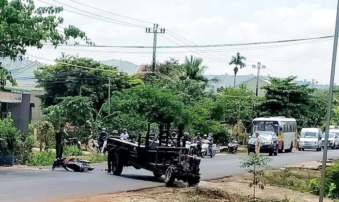 Tông vào xe chở gỗ tang vật, một người phải đi cấp cứu