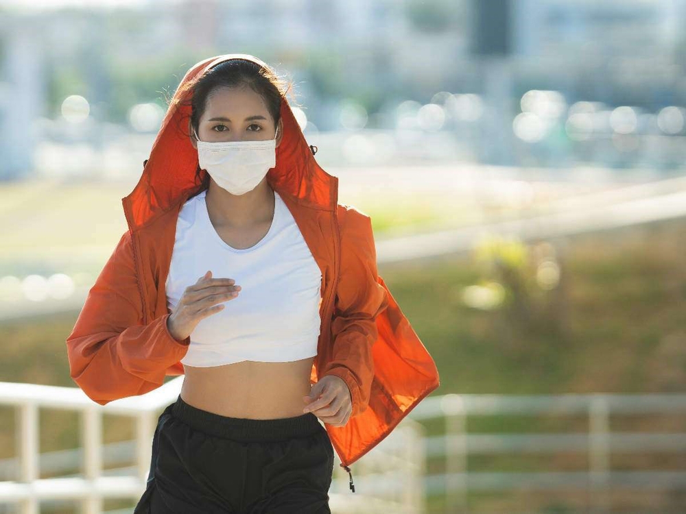Nguy cơ sức khỏe khi vừa chạy bộ vừa đeo khẩu trang