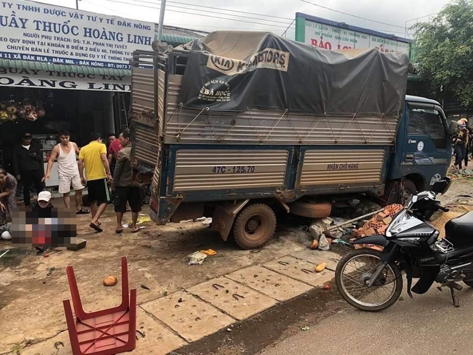 Hai xe tải lao vào chợ ở Đắk Nông khiến 3 người chết tại chỗ
