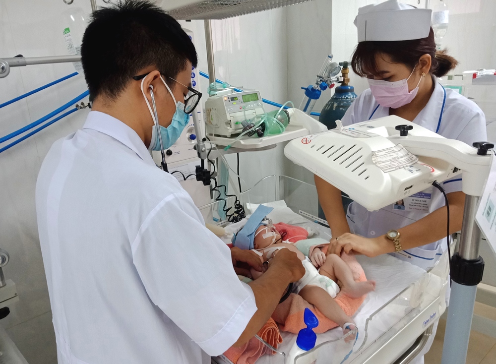 Câu chuyện về những "cha mẹ đặc biệt" của bệnh nhi sơ sinh phòng kính