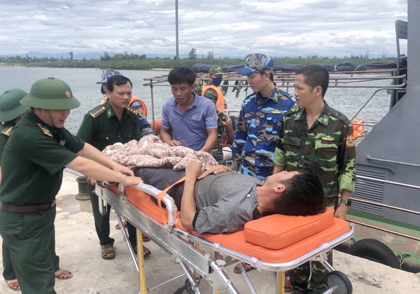Cứu hộ thành công thuyền viên gặp nạn trên biển