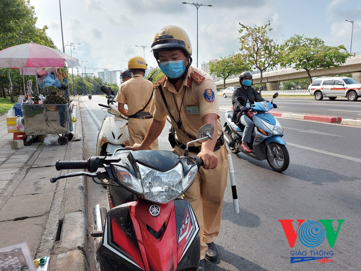 CSGT có được quyền kiểm tra cốp xe, đồ dùng cá nhân không?