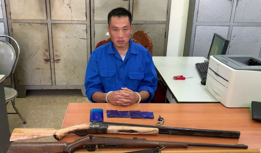 Thanh niên thủ hai khẩu súng đi buôn ma túy