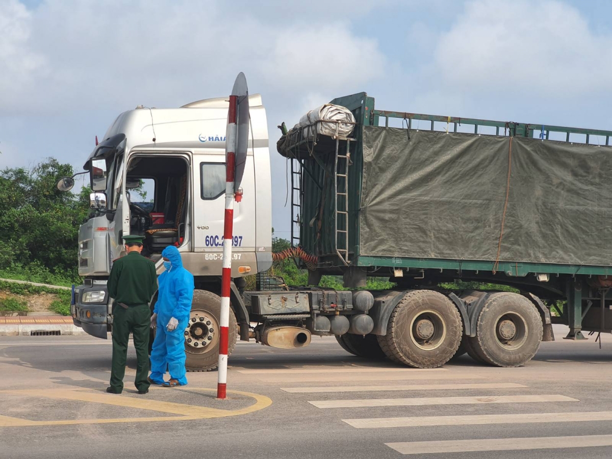 Quảng Ninh xét nghiệm Covid-19 định kỳ với lái xe trung chuyển ở cửa khẩu