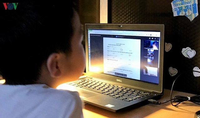Học trực tuyến mùa dịch Covid-19: Bảo vệ đôi mắt của trẻ như thế nào?