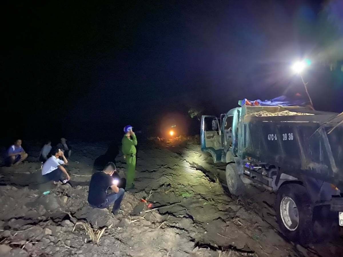 Ngang nhiên khai thác cát trái phép tại Đắk Lắk