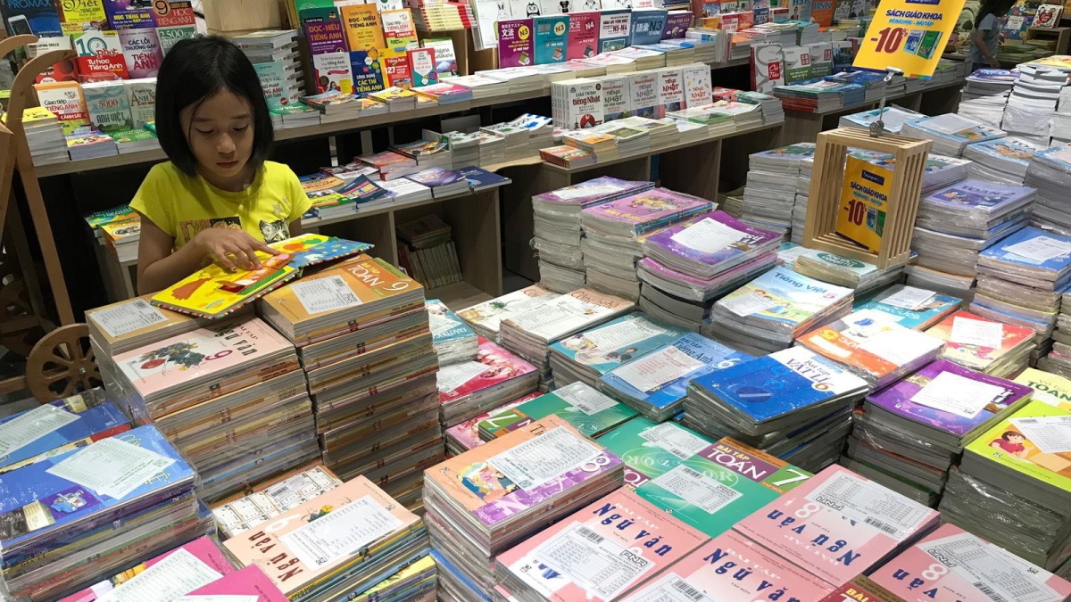 Xã hội hóa, lo ngại sách giáo khoa “đội” giá