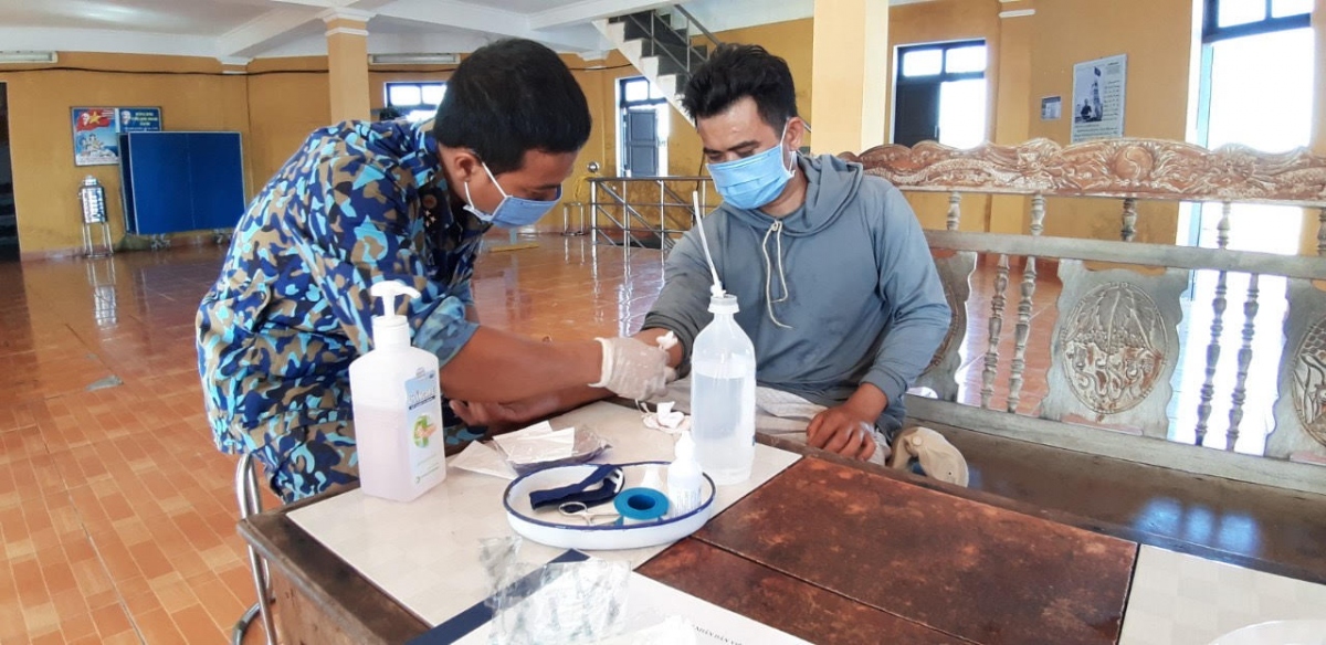 Cấp cứu ngư dân Bình Thuận bị tai nạn lao động trên biển