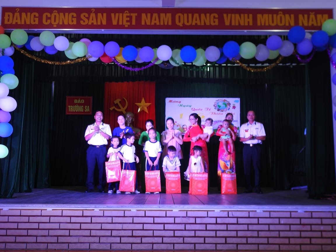 Tết thiếu nhi cho con em cán bộ chiến sĩ Trường Sa