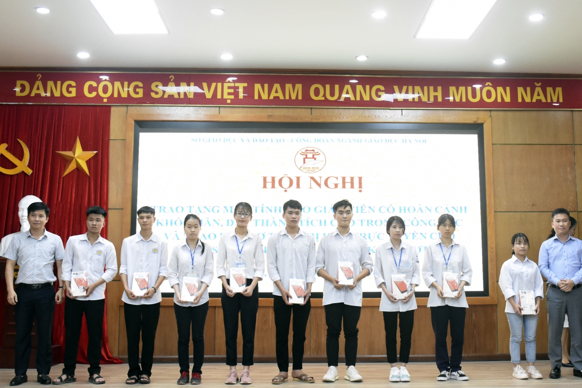 Hà Nội tặng máy tính cho 17 giáo viên và 19 học sinh hoàn cảnh khó khăn