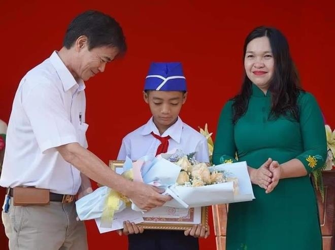 Khen thưởng đột xuất cậu bé dùng tay moi rác, thông cống thoát nước
