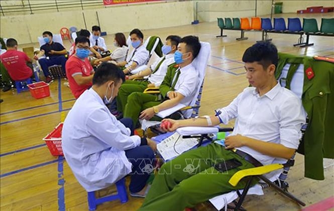 Nhiều cán bộ, chiến sĩ công an tham gia hiến máu cứu người
