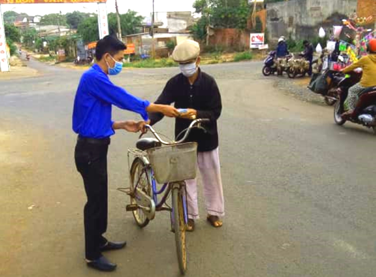 Thanh niên Đắk Lắk may hàng trăm nghìn khẩu trang tặng cho người dân